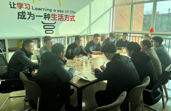 一群人在餐厅里 描述已自动生成