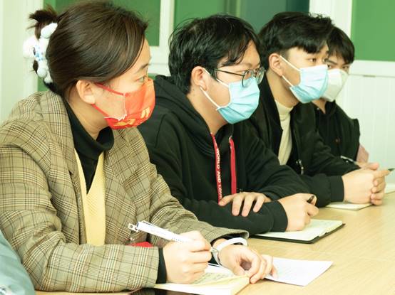 一群人正在聊天 描述已自动生成